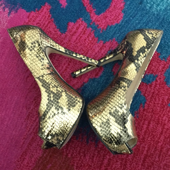 Enzo Angiolini Gold/ blk pumps open toe. 6 - Picture 3 of 8